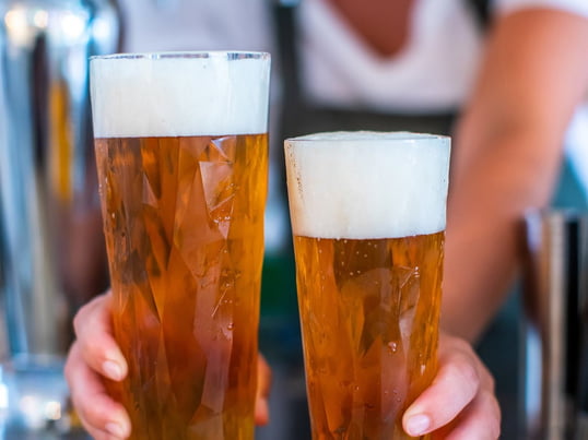 Club Koziol De bier- en tarwebierglazen van onderscheiden zich duidelijk van klassieke bierglazen dankzij de speciale structuur van het glas. Ideaal voor het schenken van koele bieren bij een feestelijke gelegenheid.
