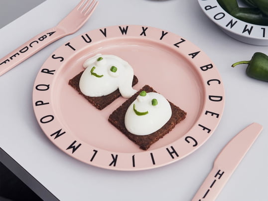 Met de Eat & Learn Tritan bordjes van het Deense label Design Letters maken eten leuk voor de kleintjes en helpen hen het alfabet te ontdekken.