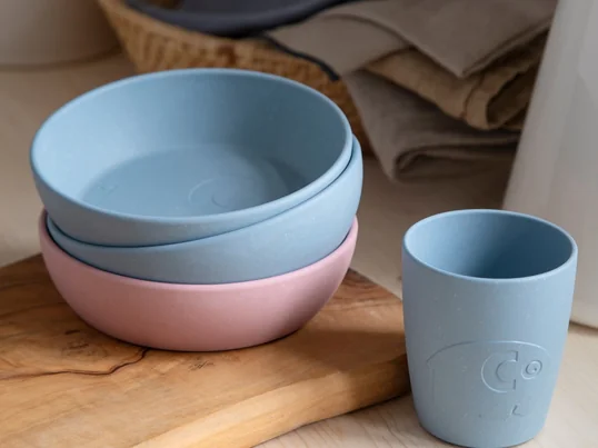 De Mums kinderservies van Sebra in het sfeerbeeld. De Mums kinderservies van Sebra is gemaakt van bioplastic en heeft een kleine hoeveelheid houtvezels.