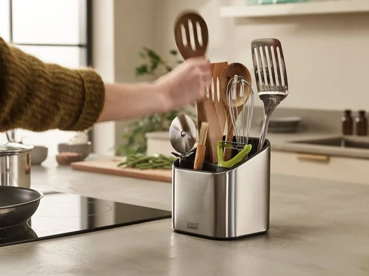 Allerlei keukengerei met lange handgrepen of klein keukengerei zoals dunschillers kunnen optimaal worden opgeborgen. Afhankelijk van persoonlijke voorkeur kan de Surface ook in de badkamer worden gebruikt voor cosmetica.