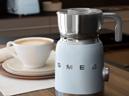 De 50's stijl melkopschuimer MFF14 van Smeg in sfeerweergave. De melkopschuimer kan ook worden gebruikt om warme chocolademelk of melk te verwarmen.