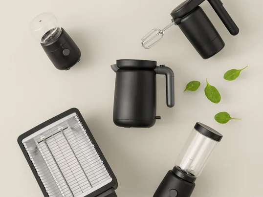De verschillende zwarte designkeukenapparaten uit de Foodie -serie van Rig-Tig by Stelton maken een indruk die zowel modern als strak is.