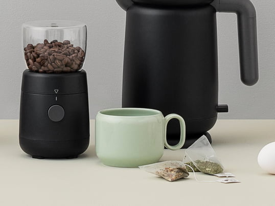 Met zijn zwarte behuizing zien de Foodie elektrische koffiemolen en de bijpassende waterkoker van Rig-Tig by Stelton er buitengewoon modern en strak uit.