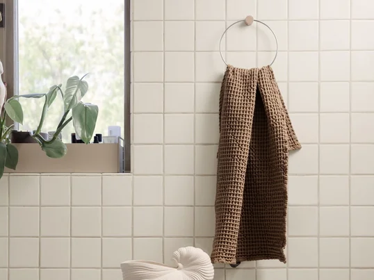 De Ferm Living handdoekenrek in chroom is het ideale accessoire voor elke badkamer. Met een diameter van 20,5 cm is hij zelfs geschikt voor zware en grote handdoeken.