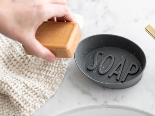 Het decoratieve zeepbakje Soap, met zijn opvallende SOAP, vraagt om een geurig stuk zeep. De schaal van Koziol is gemaakt van gerecycled plastic en is niet alleen decoratief, maar ook milieubewust.