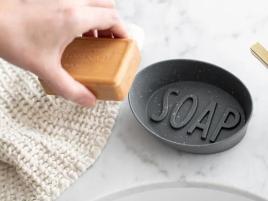Het decoratieve zeepbakje Soap, met zijn opvallende SOAP, vraagt om een geurig stuk zeep. De schaal van Koziol is gemaakt van gerecycled plastic en is niet alleen decoratief, maar ook milieubewust.