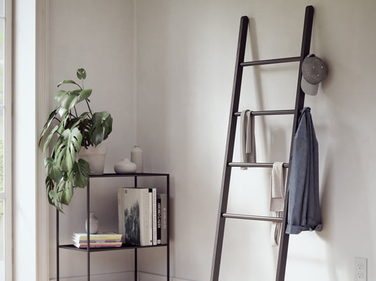 De Leana opbergladder van Umbra is een aanwinst voor elke kamer. Bij de ingang kan de ladder dienst doen als kapstok. Jassen, sjaals en mutsen kunnen decoratief worden opgeborgen.