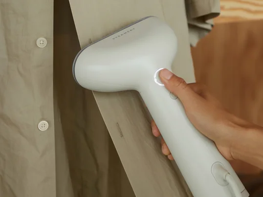 Dit stoomstrijkijzer verandert gekreukte kleding in kreukvrij glad. De stoom van de Cirrus vermindert onaangename geurtjes en doodt efficiënt bacteriën, waardoor het een ideaal alternatief is voor het klassieke wassen in de wasmachine.