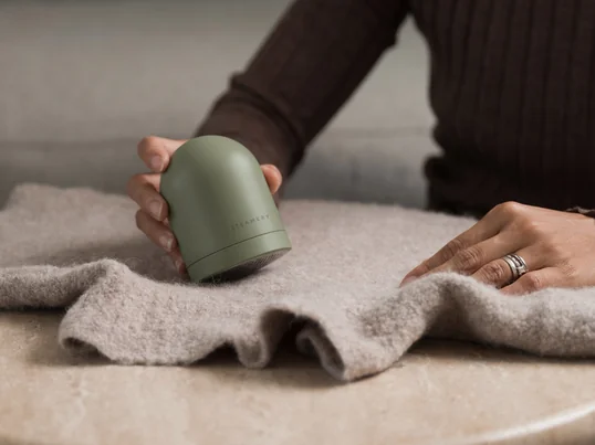 Het pluizenscheerapparaat Pilo 2 van Steamery biedt de perfecte balans tussen functie en esthetiek. Het scheerapparaat is zacht voor textiel, maar effectief genoeg om pluizen en knopen te verwijderen.