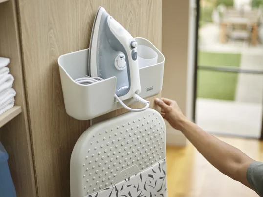 De Joseph Joseph IronHub is de ultieme oplossing om je strijkruimte netjes te houden. Deze innovatieve strijkijzerhouder combineert functionaliteit met stijlvol design en biedt een praktische opbergmogelijkheid voor het strijkijzer en accessoires.