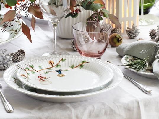 De Hammershøi kerstborden van Kähler Design in de sfeerweergave. Het witte edele servies kan ook mooi gecombineerd worden met glazen servies.