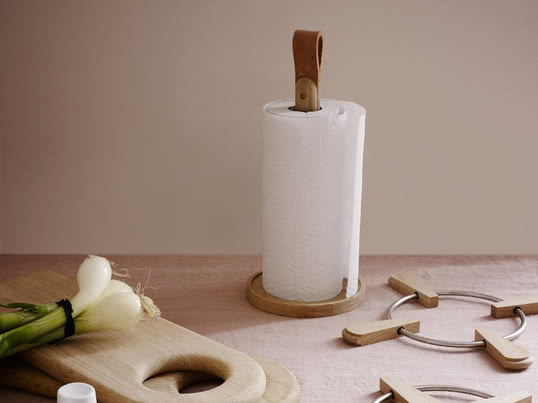 De Soft Board snijplank en de Norr keukenrolhouder van Skagerak zijn gemaakt van duurzaam geteeld hout en overtuigen als praktische keukenhulpjes met charme.