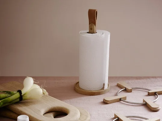De Soft Board snijplank en de Norr keukenrolhouder van Skagerak zijn gemaakt van duurzaam geteeld hout en overtuigen als praktische keukenhulpjes met charme.