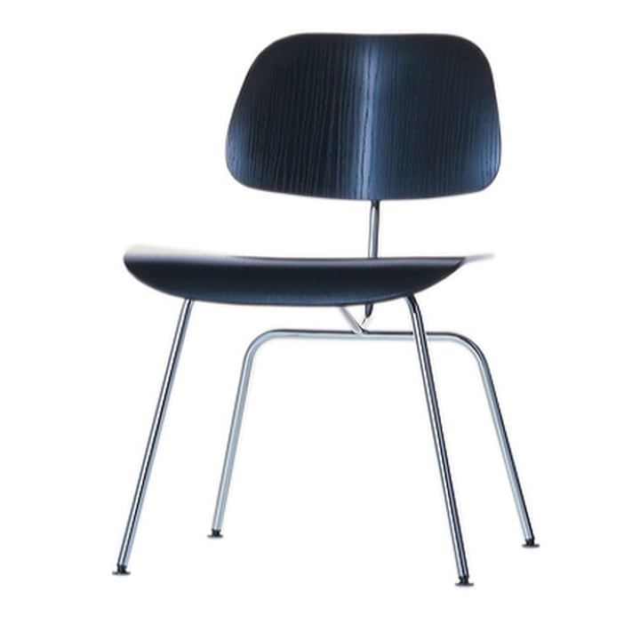 De DCM-stoel van de Vitra Plywood Group in zwart essen/roestvrij staal