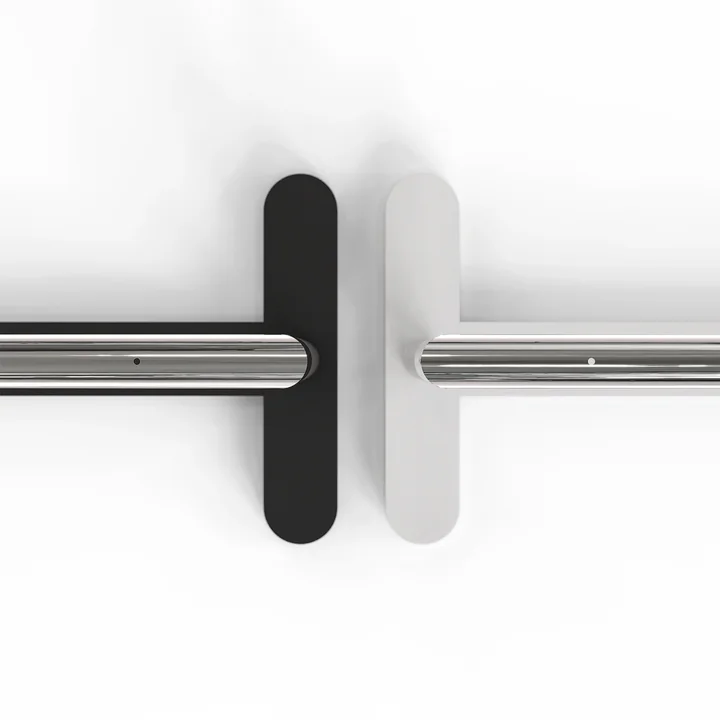 Het Bukto garderoberek in wit of zwart met gepolijst roestvrij staal