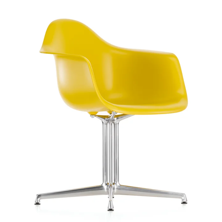 Eames Plastic Armchair DAL van Vitra in geel met vilten glijders