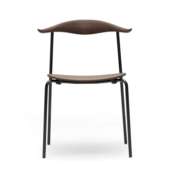 CH88T van Carl Hansen gemaakt van gerookt eikenhout en zwart gepoedercoat stalen frame