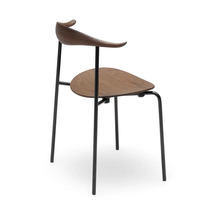 CH88T van Carl Hansen gemaakt van gerookt eikenhout en zwart gepoedercoat stalen frame