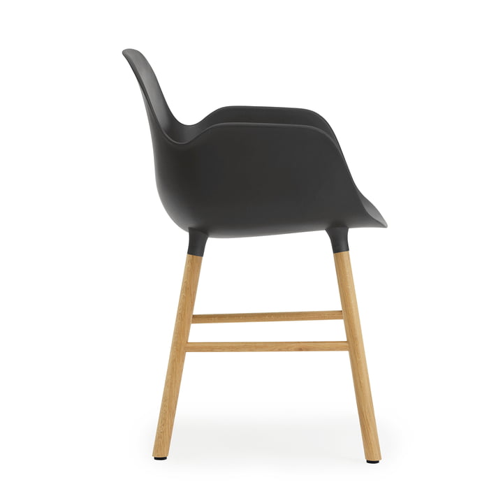 Form Fauteuil van Normann Copenhagen gemaakt van eikenhout in zwart