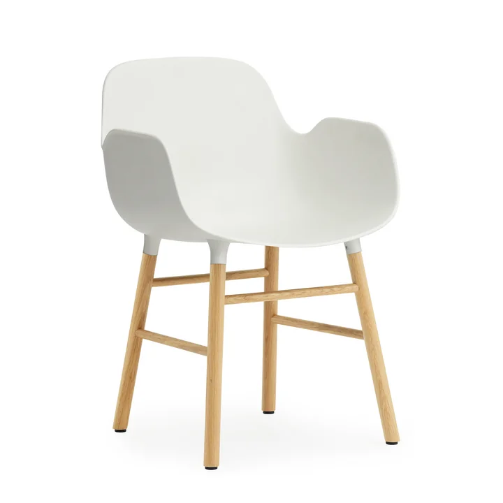 Form Fauteuil van Normann Copenhagen gemaakt van eikenhout in wit
