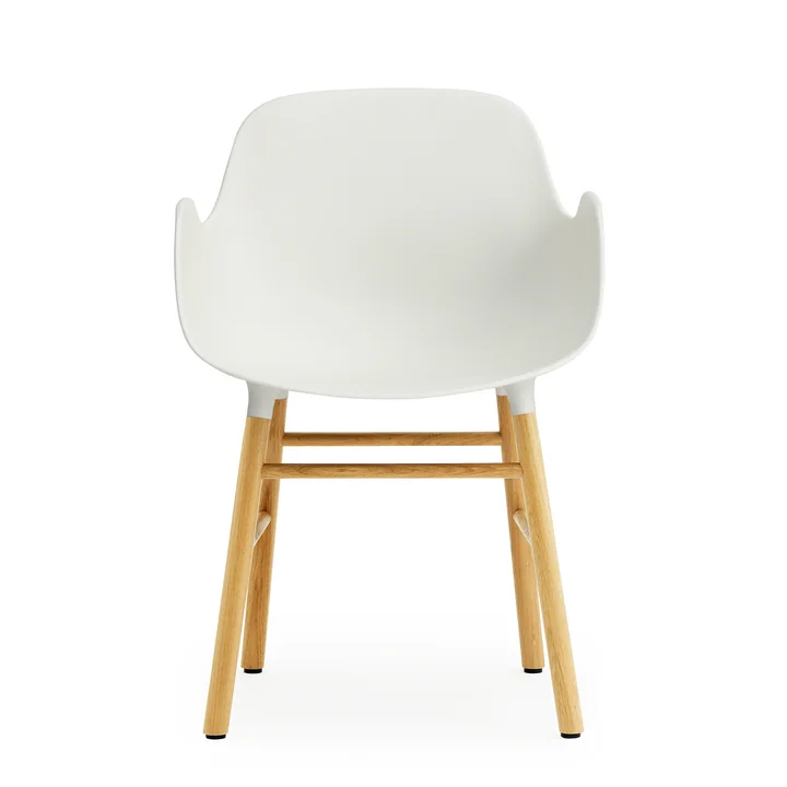 Form Fauteuil van Normann Copenhagen gemaakt van eikenhout in wit