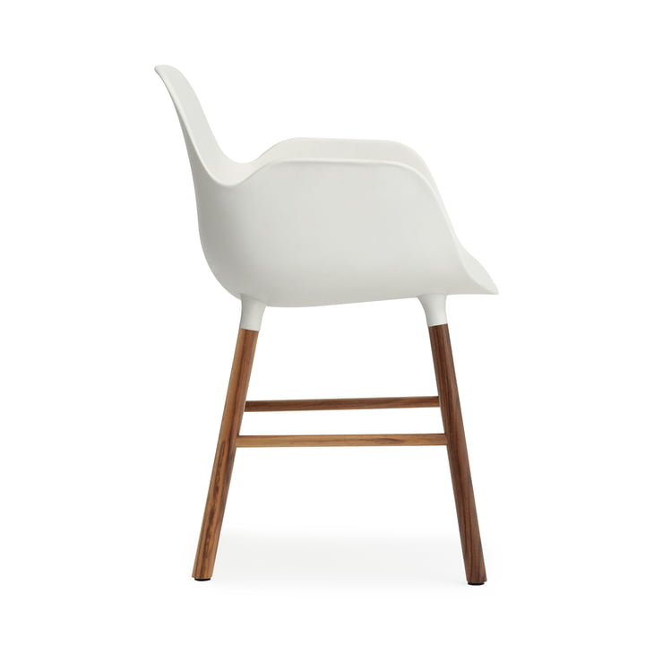 Form Fauteuil van Normann Copenhagen gemaakt van notenhout in wit