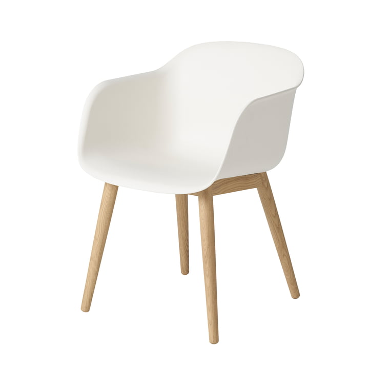 Fiber Chair Wood Base van Muuto in eiken en wit
