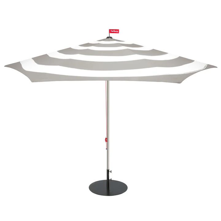 Stripesol parasol met voet van Fatboy in lichtgrijs