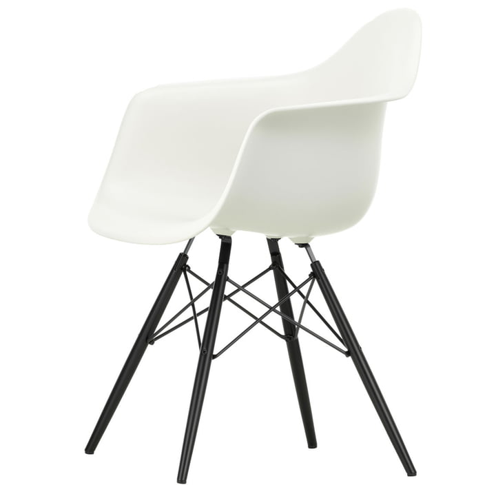 Eames Plastic Armchair DAW (H 43 cm) van Vitra in zwart/wit esdoorn