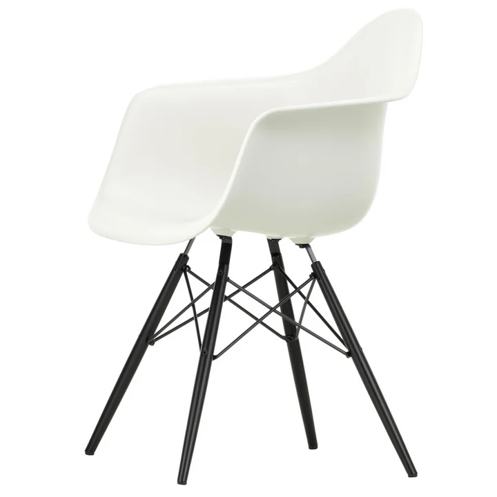 Eames Plastic Armchair DAW (H 43 cm) van Vitra in zwart/wit esdoorn