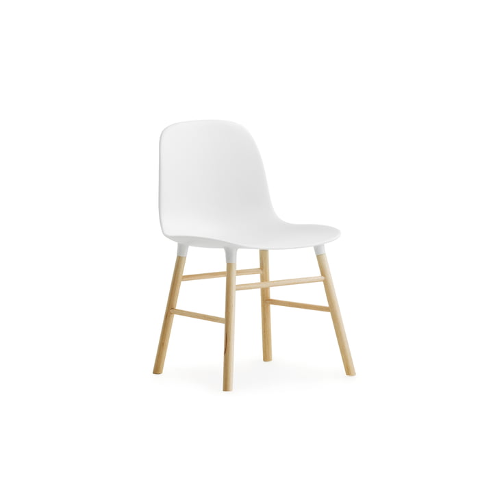 Form Chair miniatuur van Normann Copenhagen gemaakt van eikenhout in wit