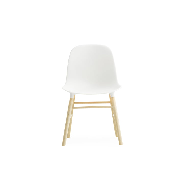 Form Chair miniatuur van Normann Copenhagen gemaakt van eikenhout in wit