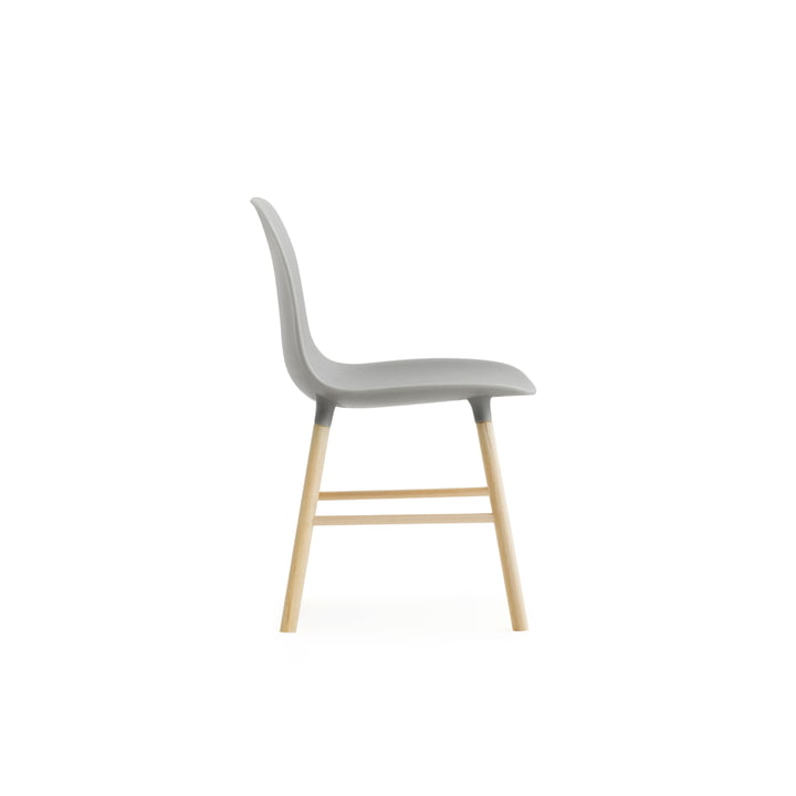 Form Chair miniatuur van Normann Copenhagen gemaakt van eikenhout in grijs