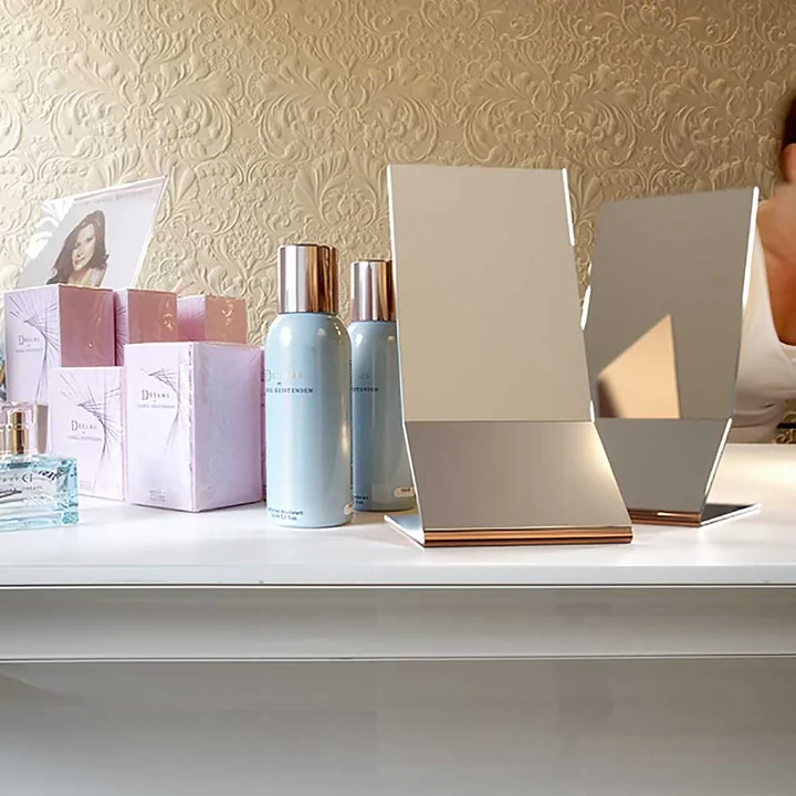 Frost Unu Tafel Spiegel op een kaptafel