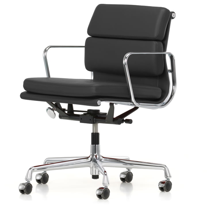 Soft Pad Chair EA 217 Chroom van Vitra draaibaar met Premium lederen armleuningen in asfalt (wielen voor tapijtvloeren)