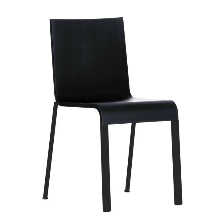 .03 Stoel van Vitra in Zwart / Basic donker (stapelbaar)