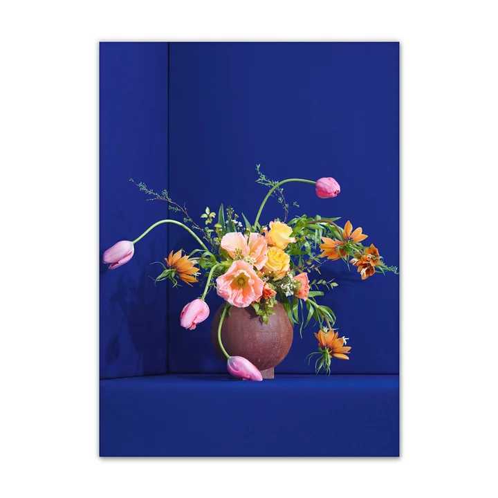Blomst van Paper Collective , 50 x 70 cm in blauw