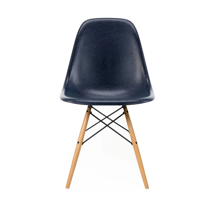 Eames Fiberglass Side Chair DSW van Vitra in esdoorn geelachtig / Eames marine blauw