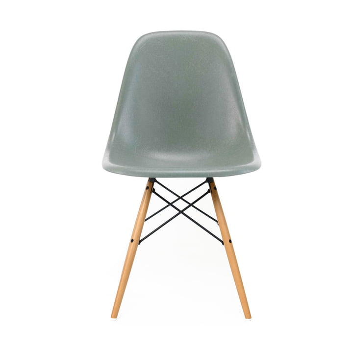 Eames Glasvezel kant stoel DSW van Vitra in esdoorn geelachtig / Eames zeeschuim groen