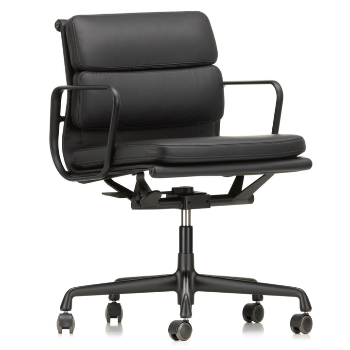 EA 217 Soft Pad bureaustoel gecoat diepzwart met armleuningen, draaibaar vanaf Vitra in leder premium nero (harde vloerwielen)