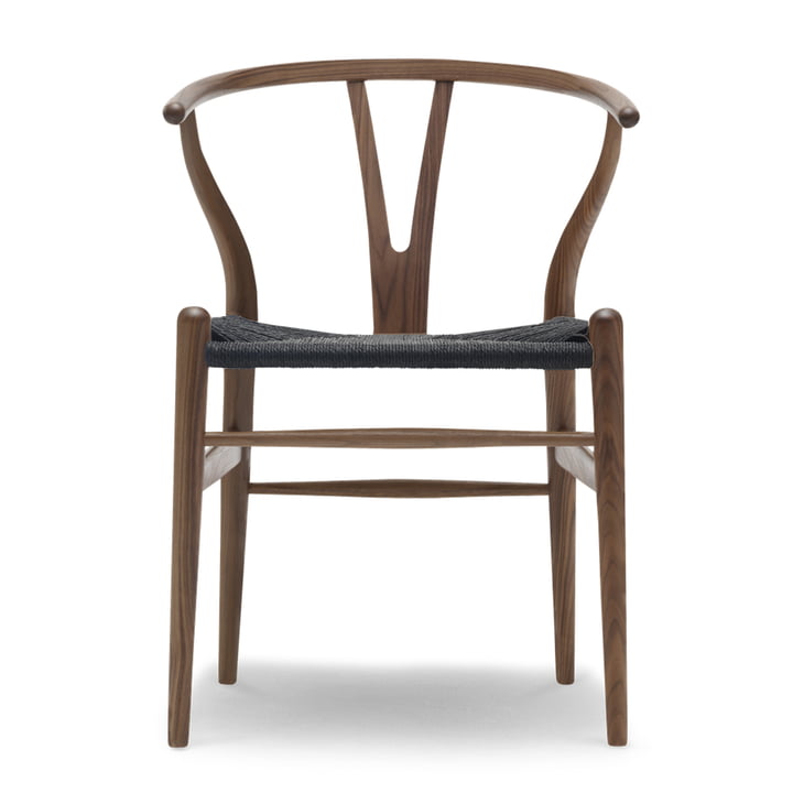 CH24 Wishbone Chair van Carl Hansen in walnoot geolied / zwart vlechtwerk