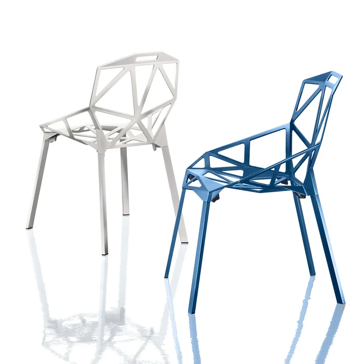 Chair One Stapelstoel van Magis in wit en blauw