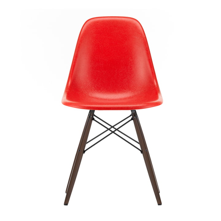 Eames Fiberglass Side Chair DSW van Vitra in esdoorn zwart / Eames klassieke rode Eames