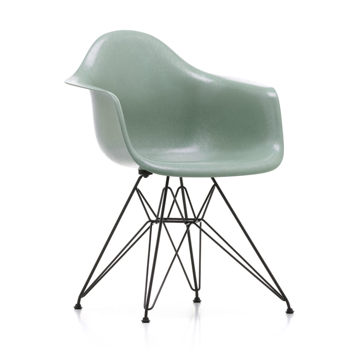Eames fiberglas fauteuil DAR van Vitra in basic dark / Eames zeeschuimgroen