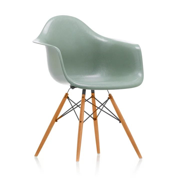 Eames Glasvezelfauteuil DAW van Vitra in ahorn geel / Eames zeeschuimgroen