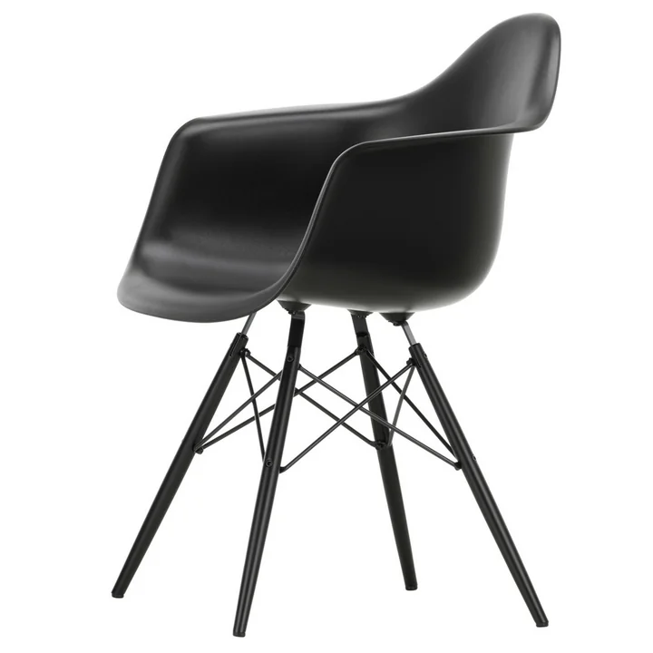 Eames Plastic Armchair DAW van Vitra in zwart esdoorn / gitzwart