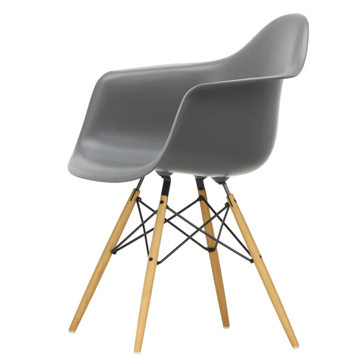 Eames Plastic Armchair DAW van Vitra in geelachtig esdoorn / granietgrijs