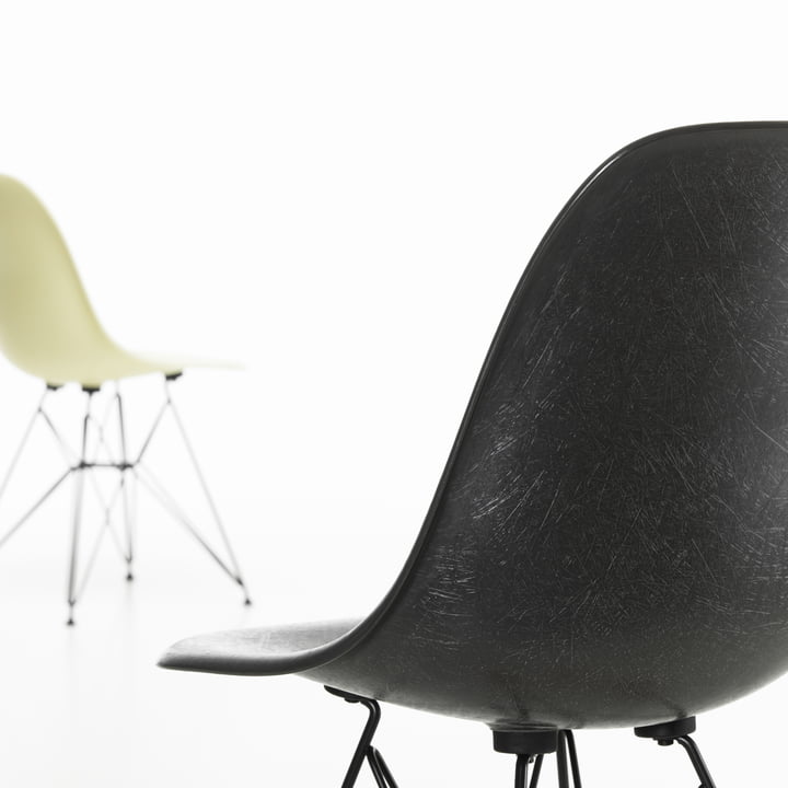 Eames Fiberglass Side Chair DSR door Vitra