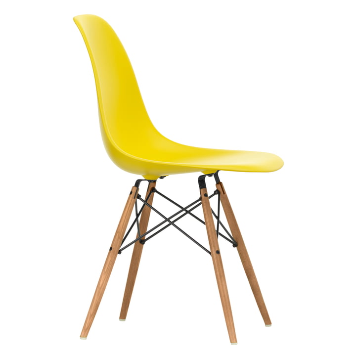 Eames Kunststof zijstoel DSW van Vitra in essenhoning kleur / zonlicht