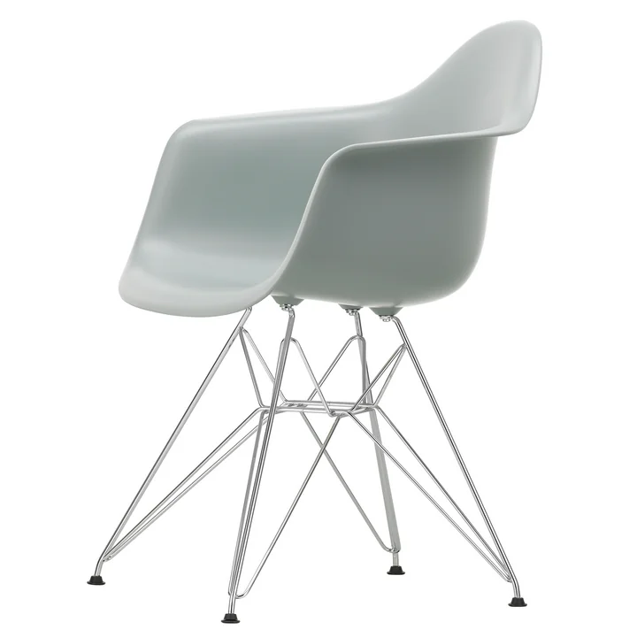 Eames Plastic Armchair DAR Vitra uit in verchroomd / lichtgrijs